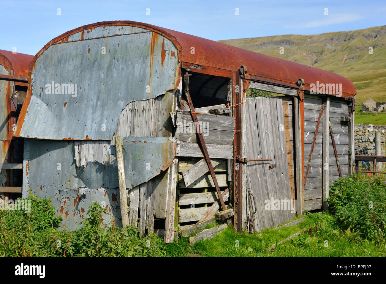 Verlassenen Eisenbahnwaggon als Scheune auf Hof verwendet. Deepgill Farm, Mallerstang, Cumbria, England, Vereinigtes Königreich, Europa. Stockfoto