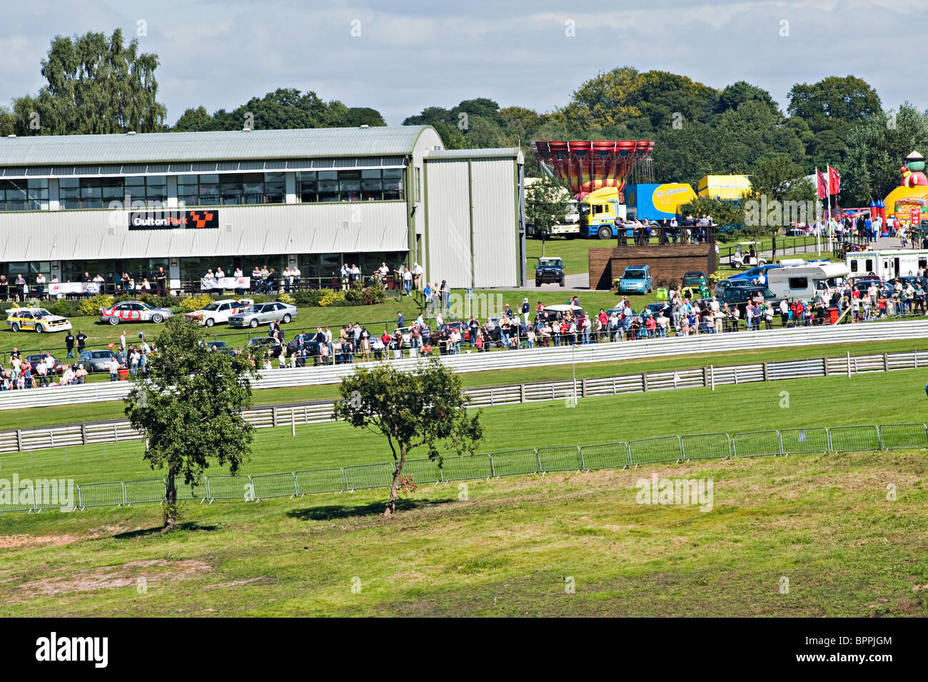 Ansicht des Fogarty Moss Zentrum große Menschenmenge und Festplatz am Oulton Park Rennstrecke am Gold Cup Race Meeting Cheshire Stockfoto