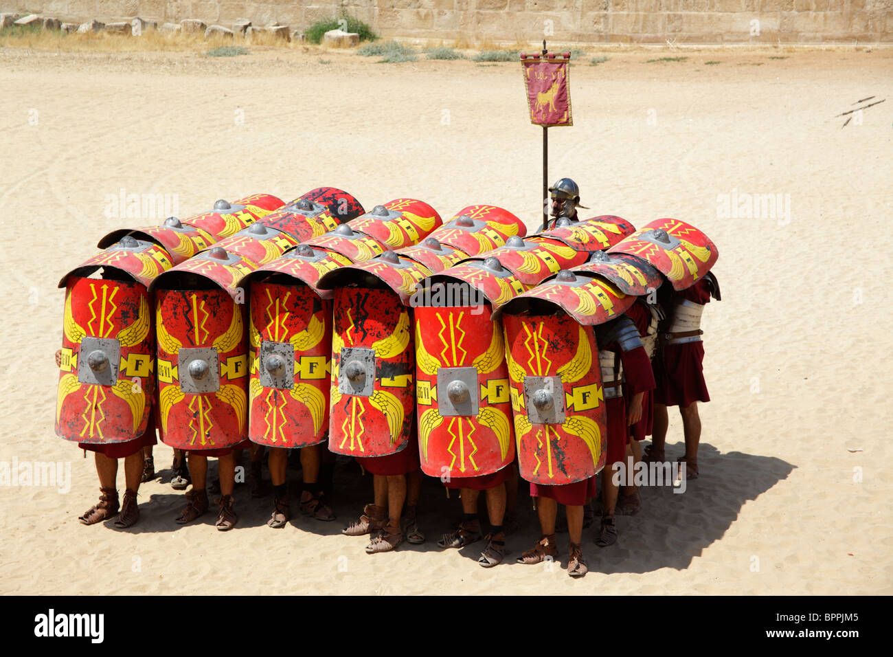 Schauspieler spielen römische Legionäre Soldaten in die Schildkröte Taktik, Jerash, Jordanien Stockfoto