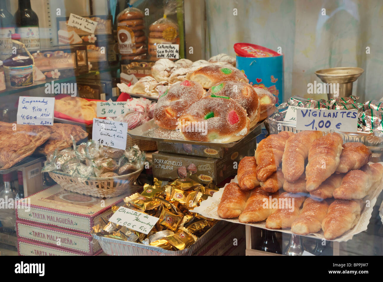 Malaga, Provinz Malaga, Costa Del Sol, Spanien. Lebensmittel Shop Fenster mit lokalen Spezialitäten wie Roscos. Stockfoto