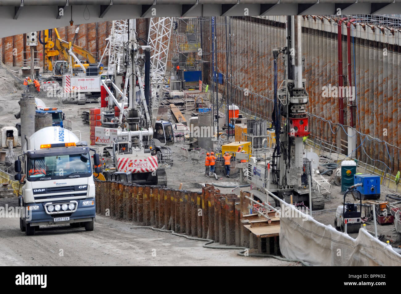 Bauindustrie Infrastruktur Bauarbeiter in Cofferdam bei Canary Wharf Bahnhof für Elizabeth Line Crossrail Züge London UK Stockfoto