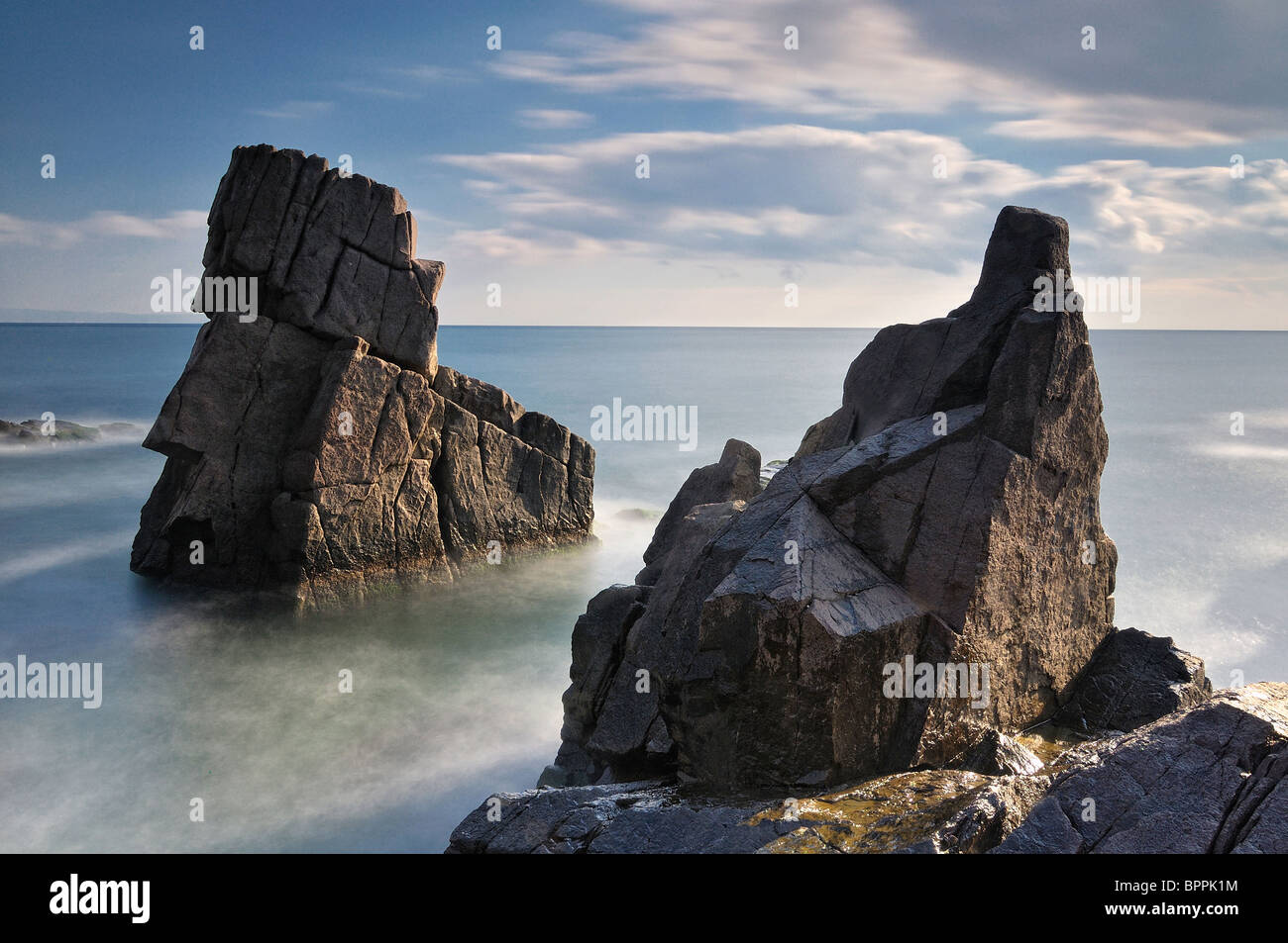 Schwarzmeer Meer Felsen Küste Wasser Himmel mystische Landschaft Natur Landschaft Scenic Langzeitbelichtung ruhige Küste Stein Schaum Ozean Stockfoto
