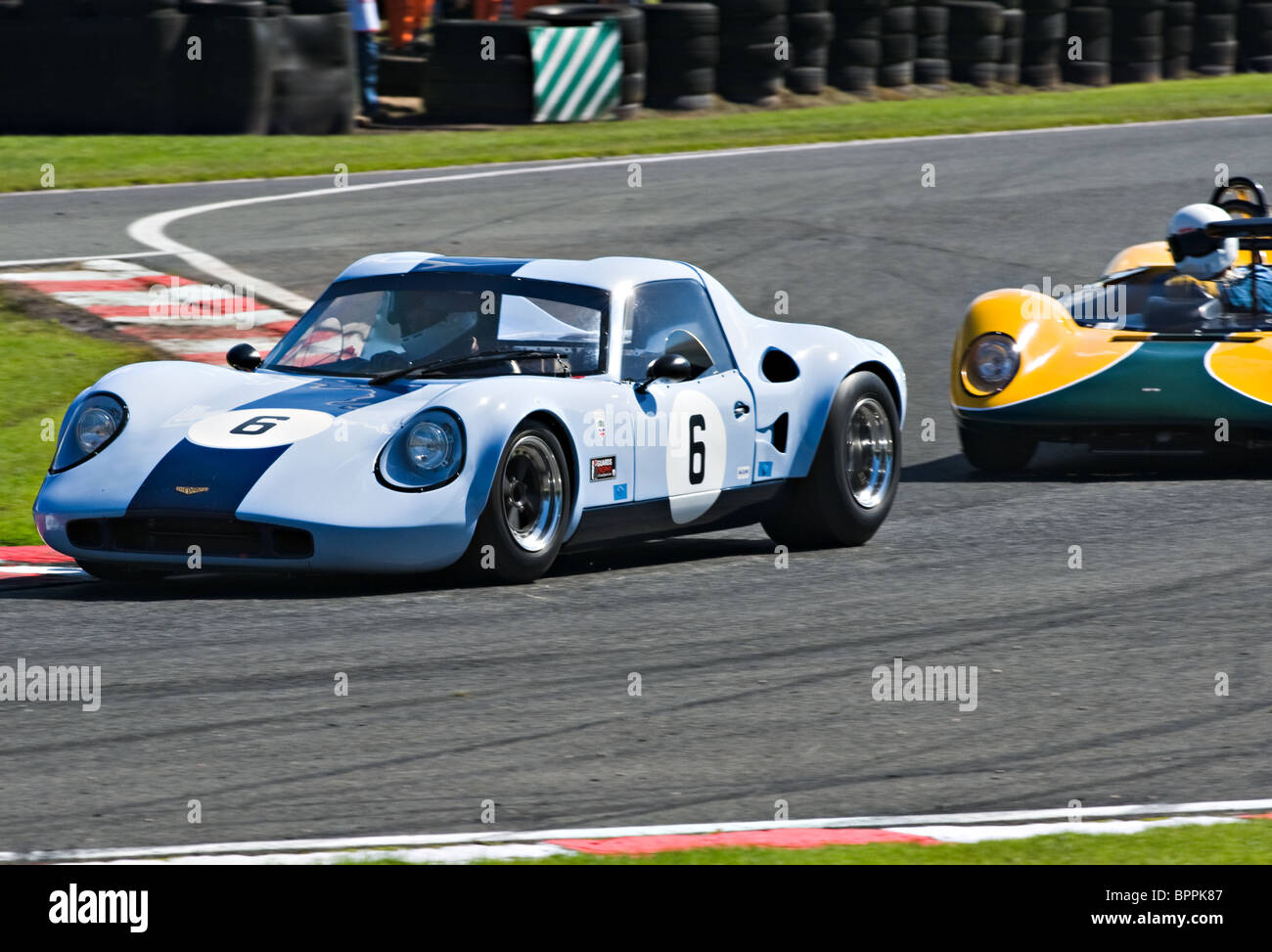 Chevron B6 und Lotus 23 b Rennen Sportwagen Wachen Trophy Rennen in Oulton Park Motor Racing Circuit Cheshire England Stockfoto