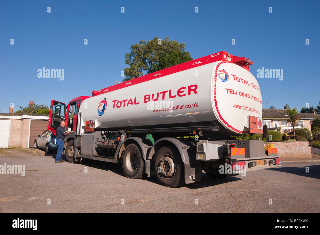 Ein Total Butler LKW liefern Heizöl an eine inländische Immobilien in Großbritannien Stockfoto