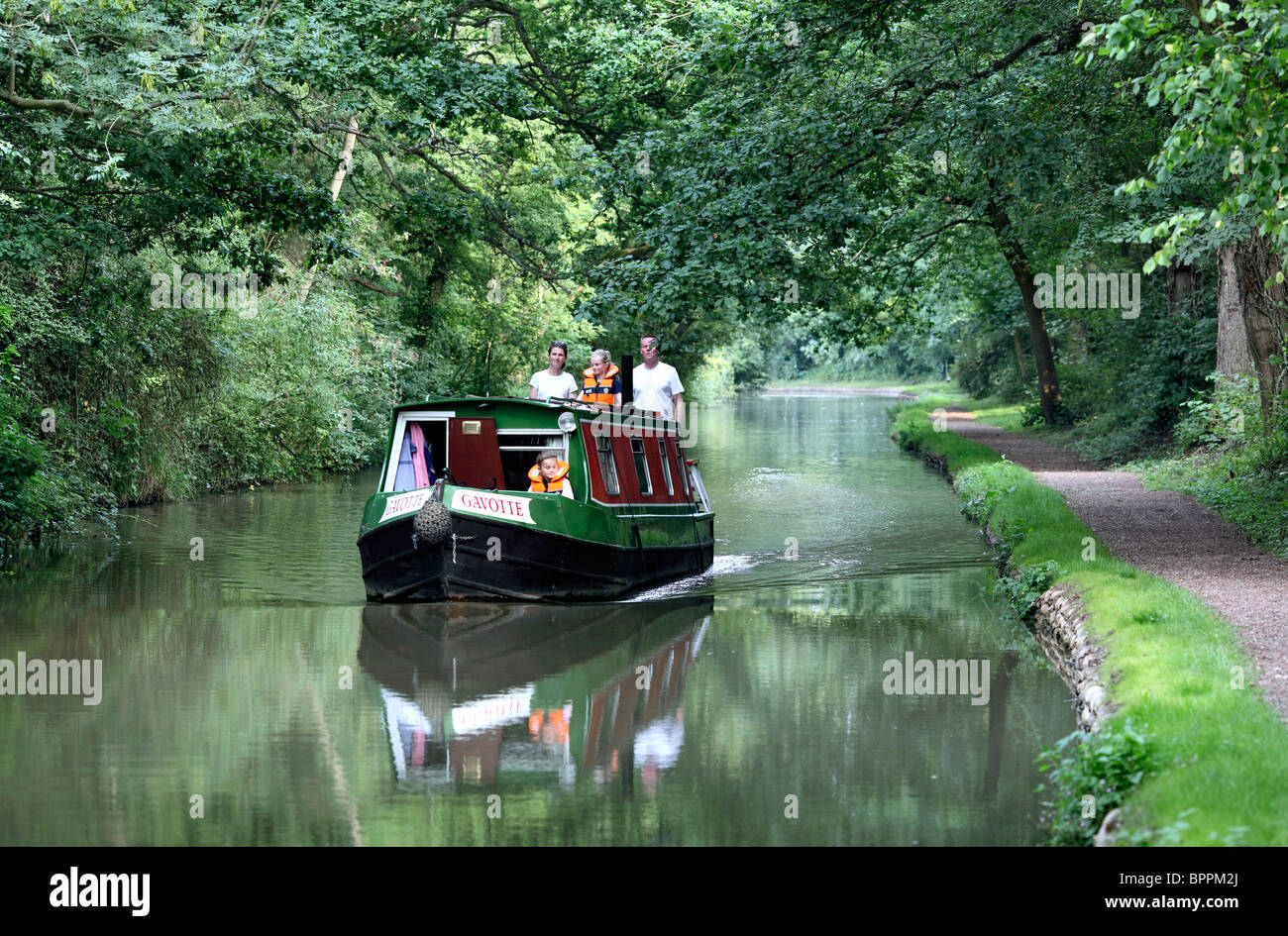 Ein Narrowboat am Oxford-Kanal in der Nähe von Brinklow, Warwickshire. Stockfoto