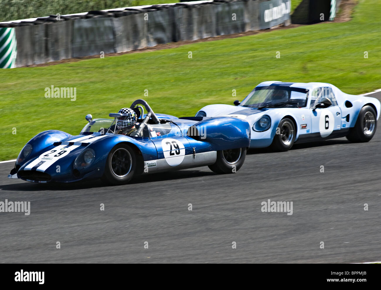 Cooper Monaco und Chevron B6 Sport Rennwagen im Wettbewerb am Oulton Park Motor Racing Circuit Cheshire England Vereinigtes Königreich UK Stockfoto