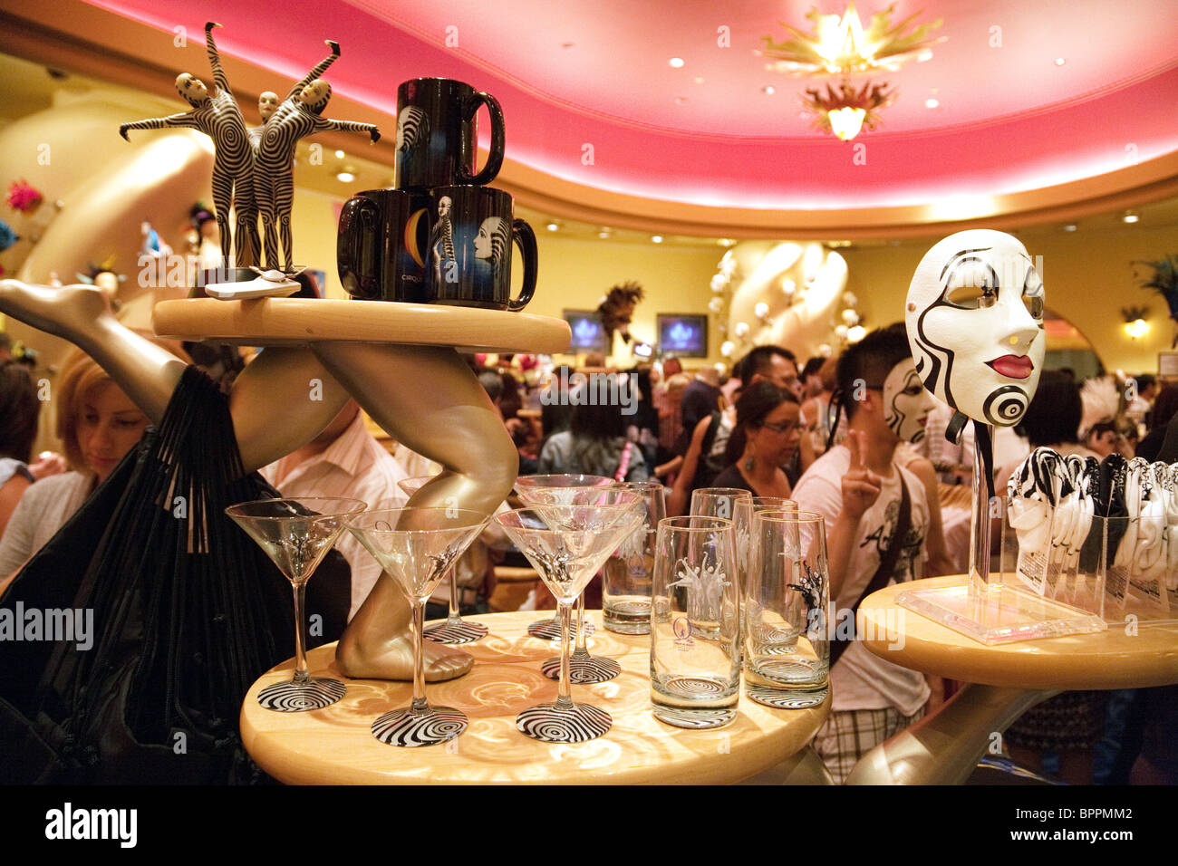 Menschen kaufen waren in der Cirque du Soleil im Bellagio Hotel in Las Vegas zu speichern Stockfoto