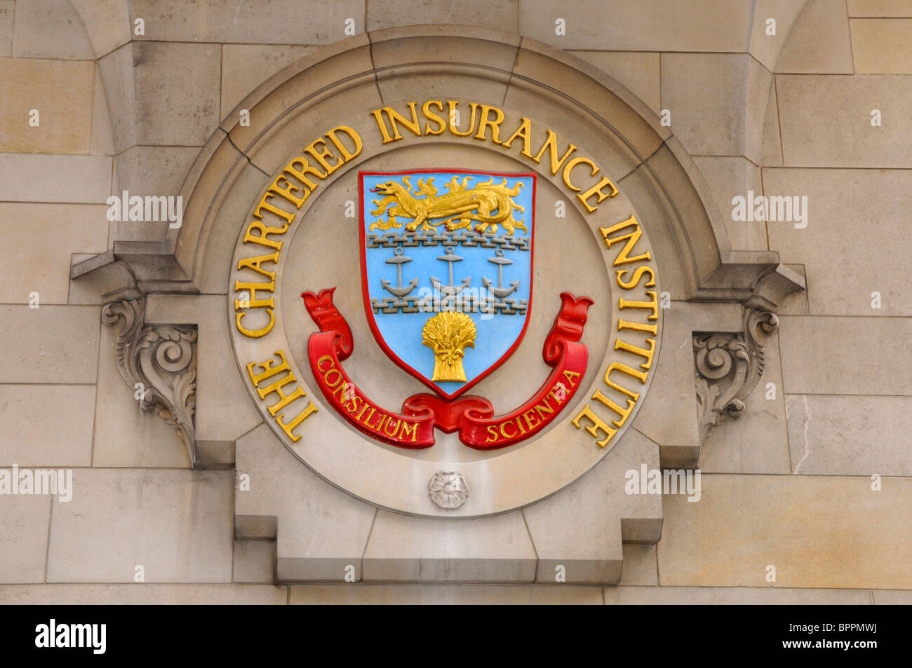 Die Chartered Insurance Institute Wappen auf den Hauptsitz in der City von London England Großbritannien Stockfoto
