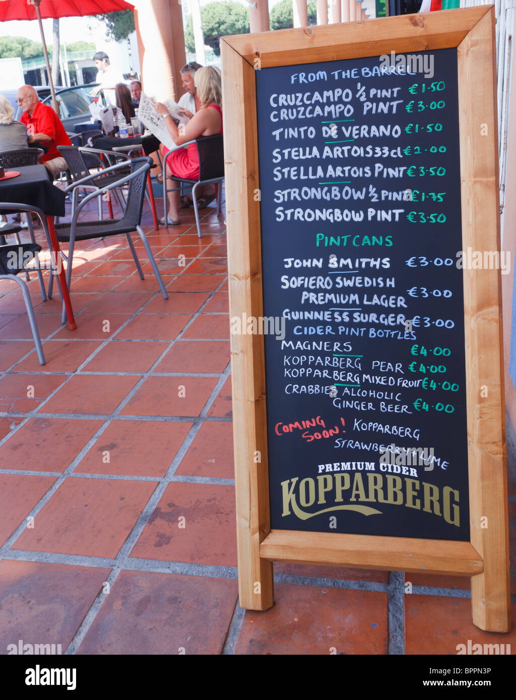 Menü an Bord Bar in La Calahonda Gegend bietet viele Arten von Getränken im Freien. Costa Del Sol, Provinz Malaga, Spanien. Stockfoto