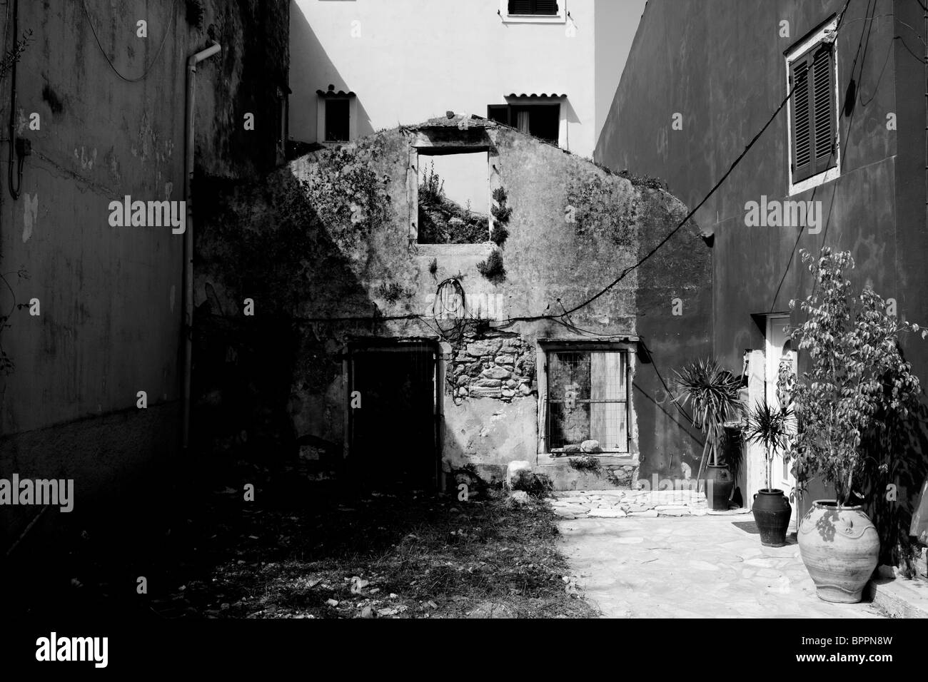 Altes Haus zwischen zwei Gebäuden auf Korfu Stockfoto