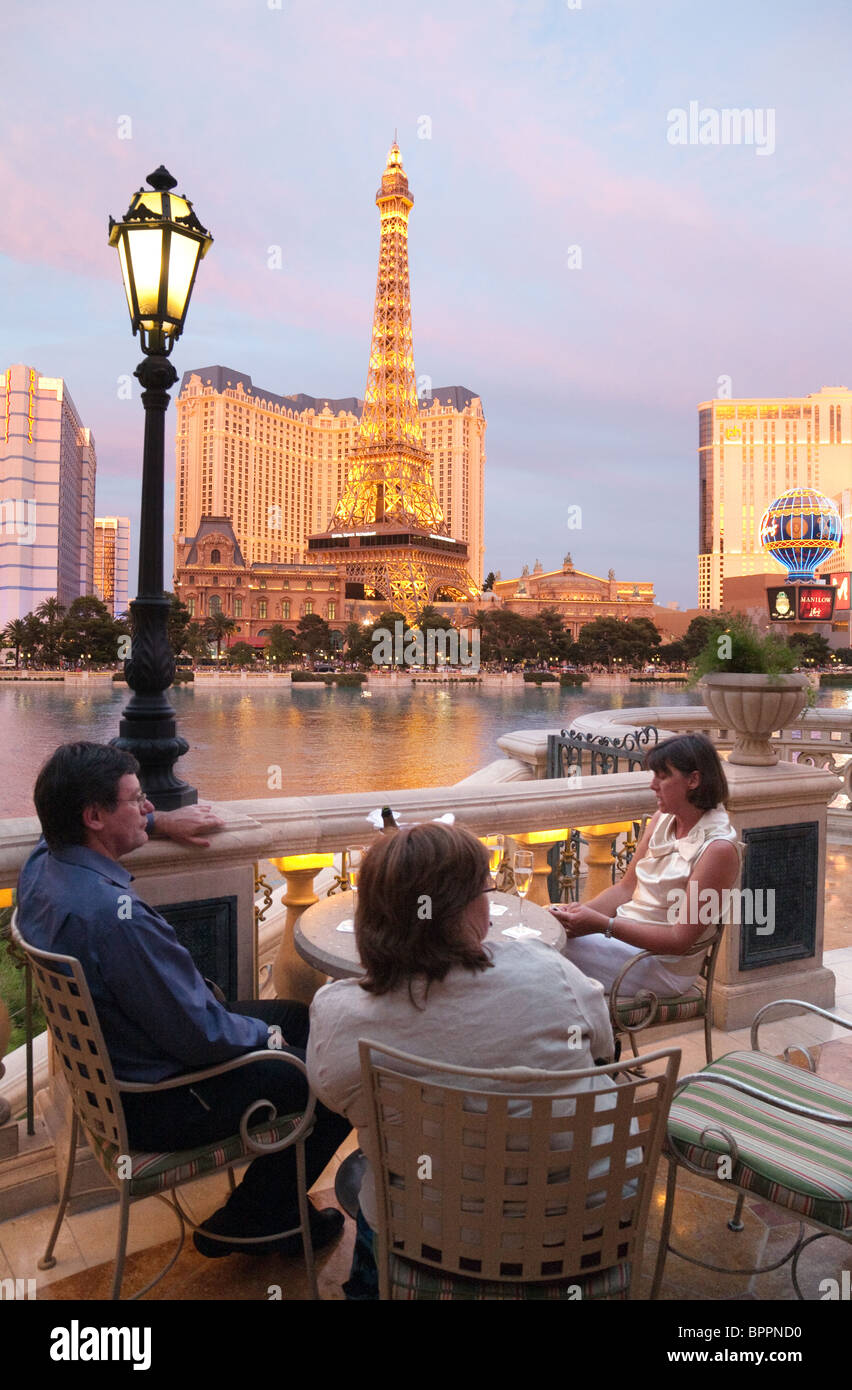 Hotelgäste des Bellagio Hotels sitzen im Fortuna bar mit Blick auf das Hotel in Paris, Strip, Las Vegas Nevada, USA Stockfoto