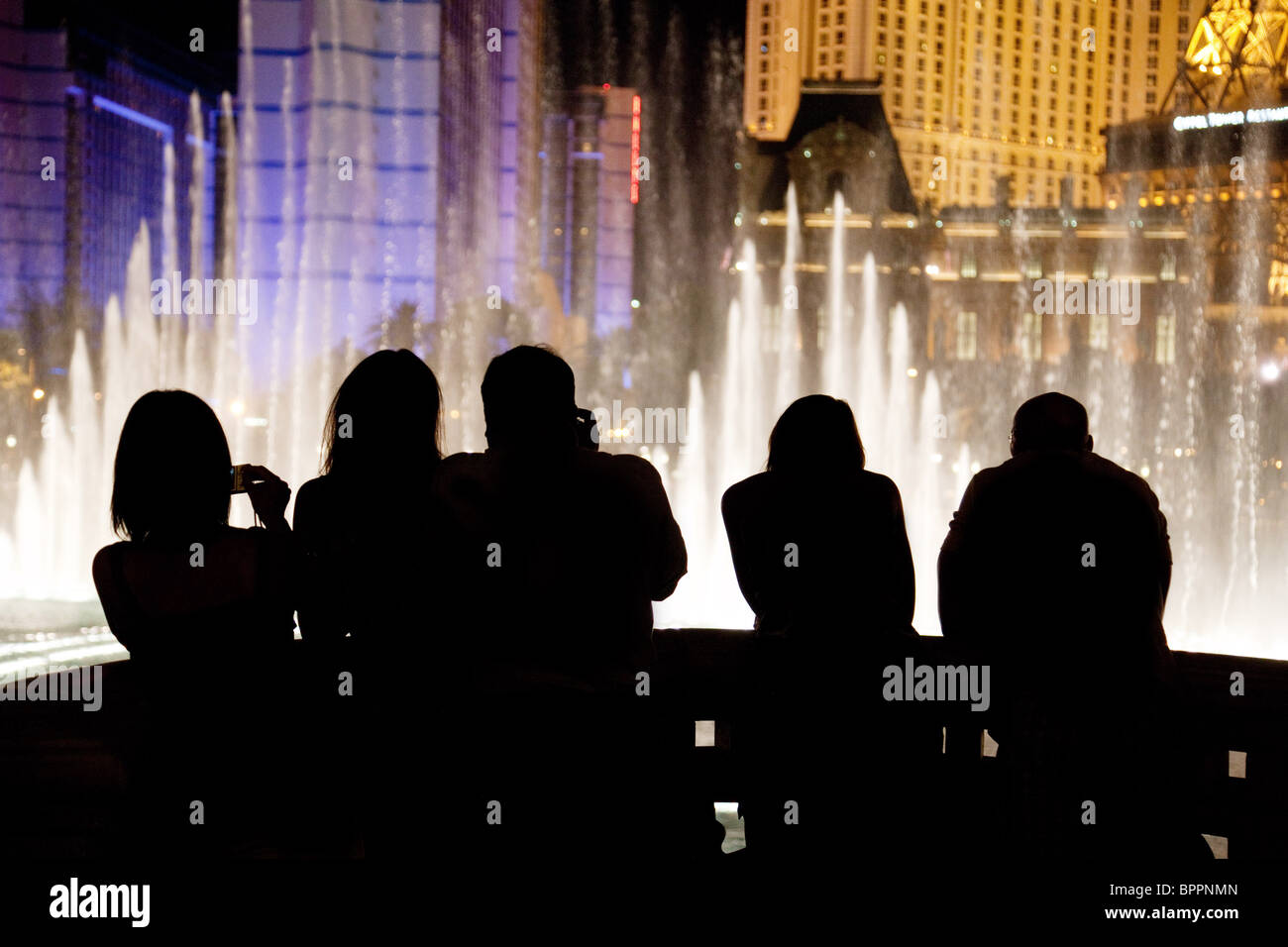 Menschen Silhouette; Menschen beobachten die Bellagio Brunnen im Bellagio Hotel an einem Sommerabend, The Strip, Downtown Las Vegas, Nevada USA Stockfoto