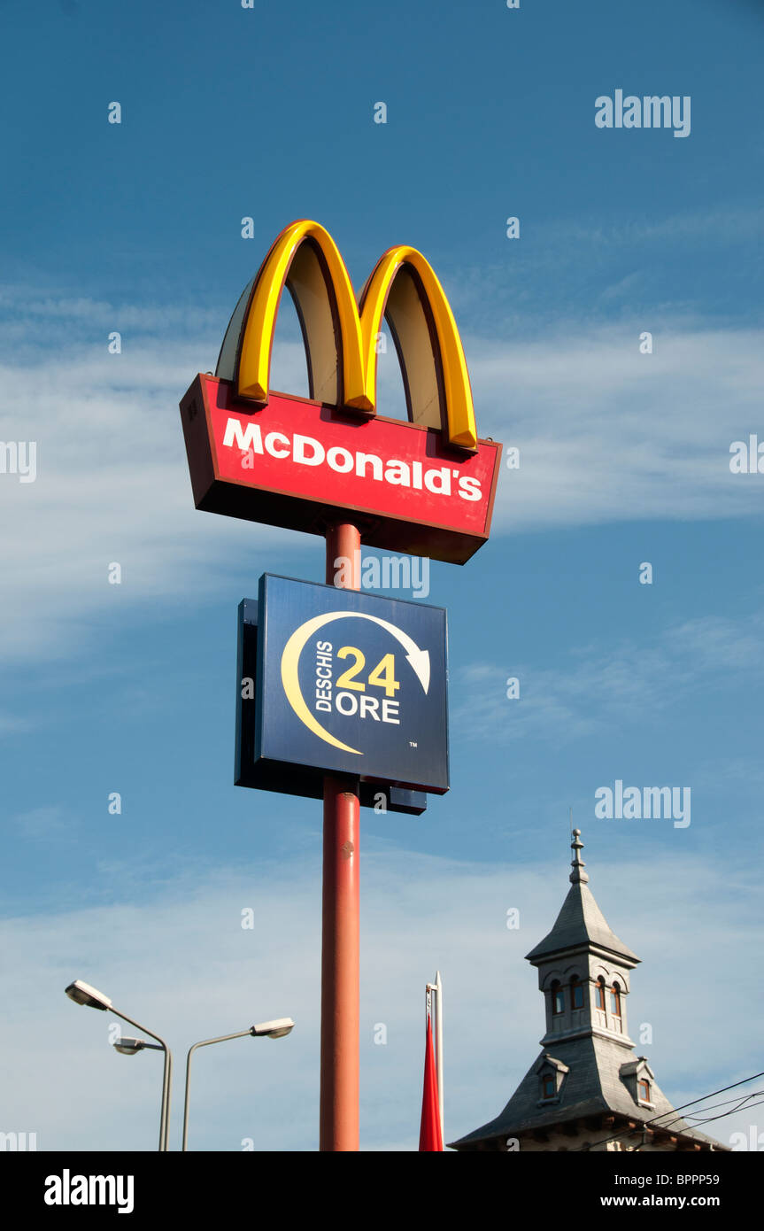 Schild mit der Aufschrift McDonalds gegen Himmel mit alten Gebäude top Stockfoto
