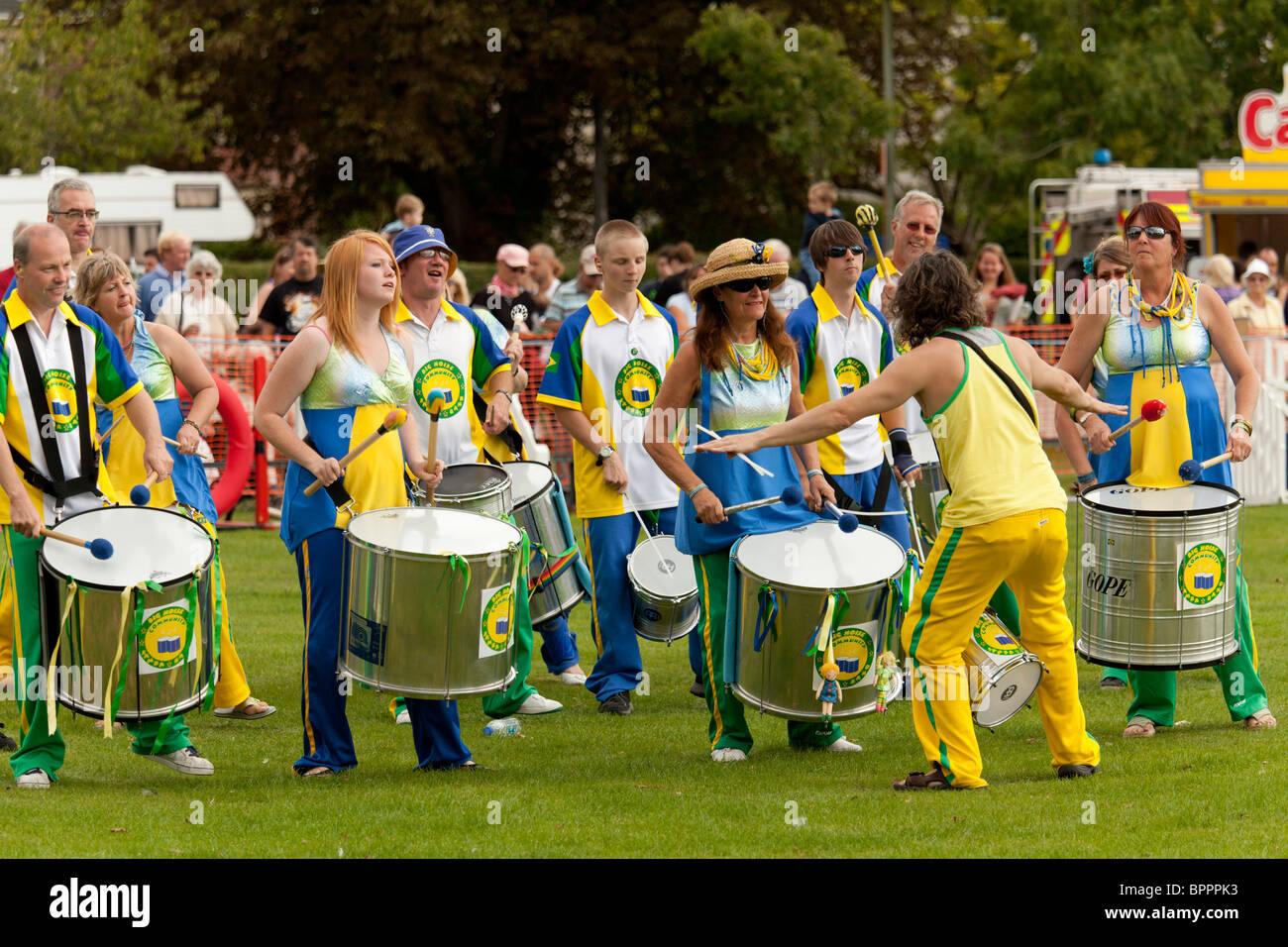 Samba-Trommeln-Band am Jahrmarkt durch großen Lärm-Gemeinschaft-Samba-Band  Stockfotografie - Alamy