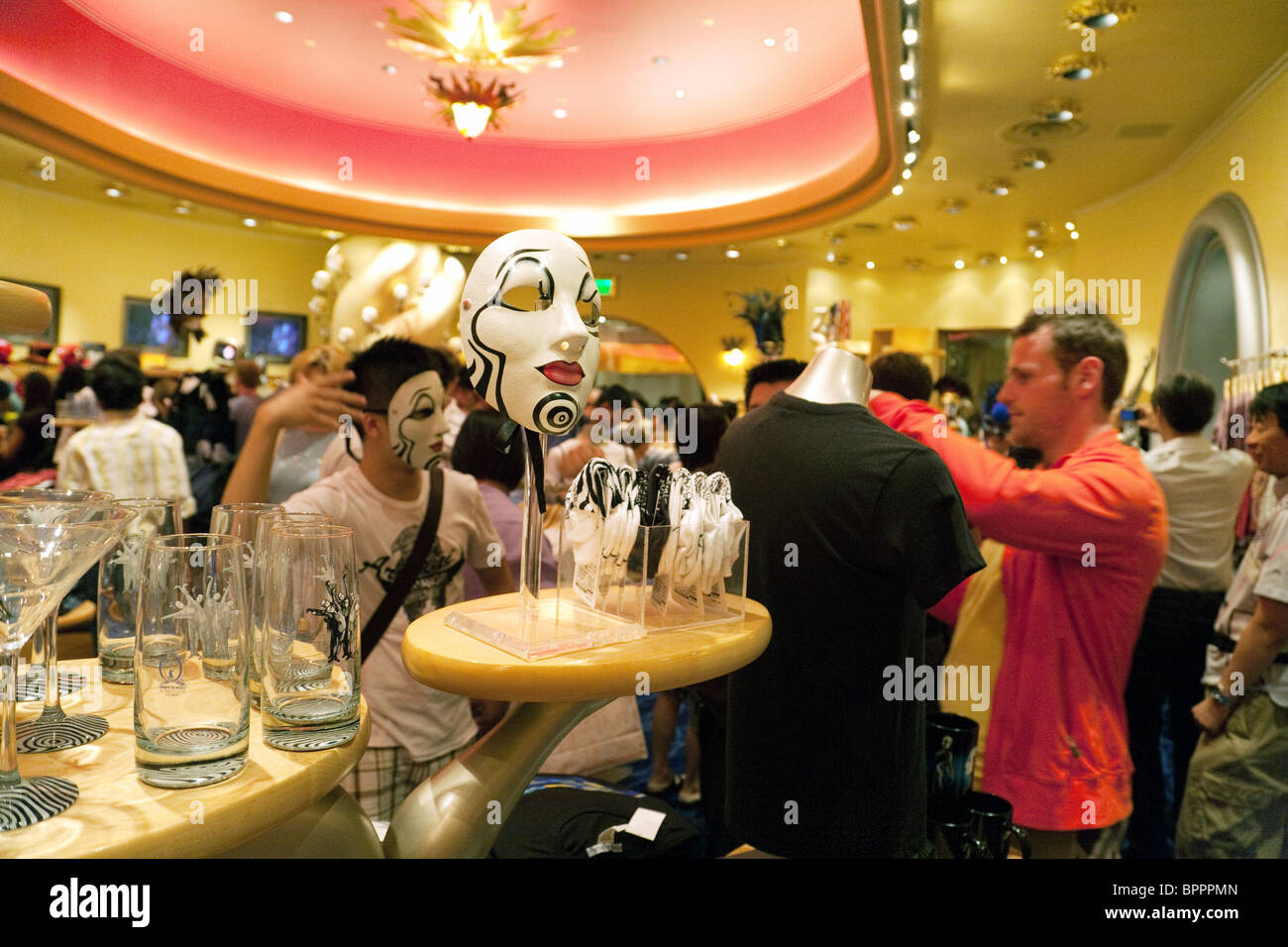 Menschen kaufen waren in der Cirque du Soleil im Bellagio Hotel in Las Vegas zu speichern Stockfoto