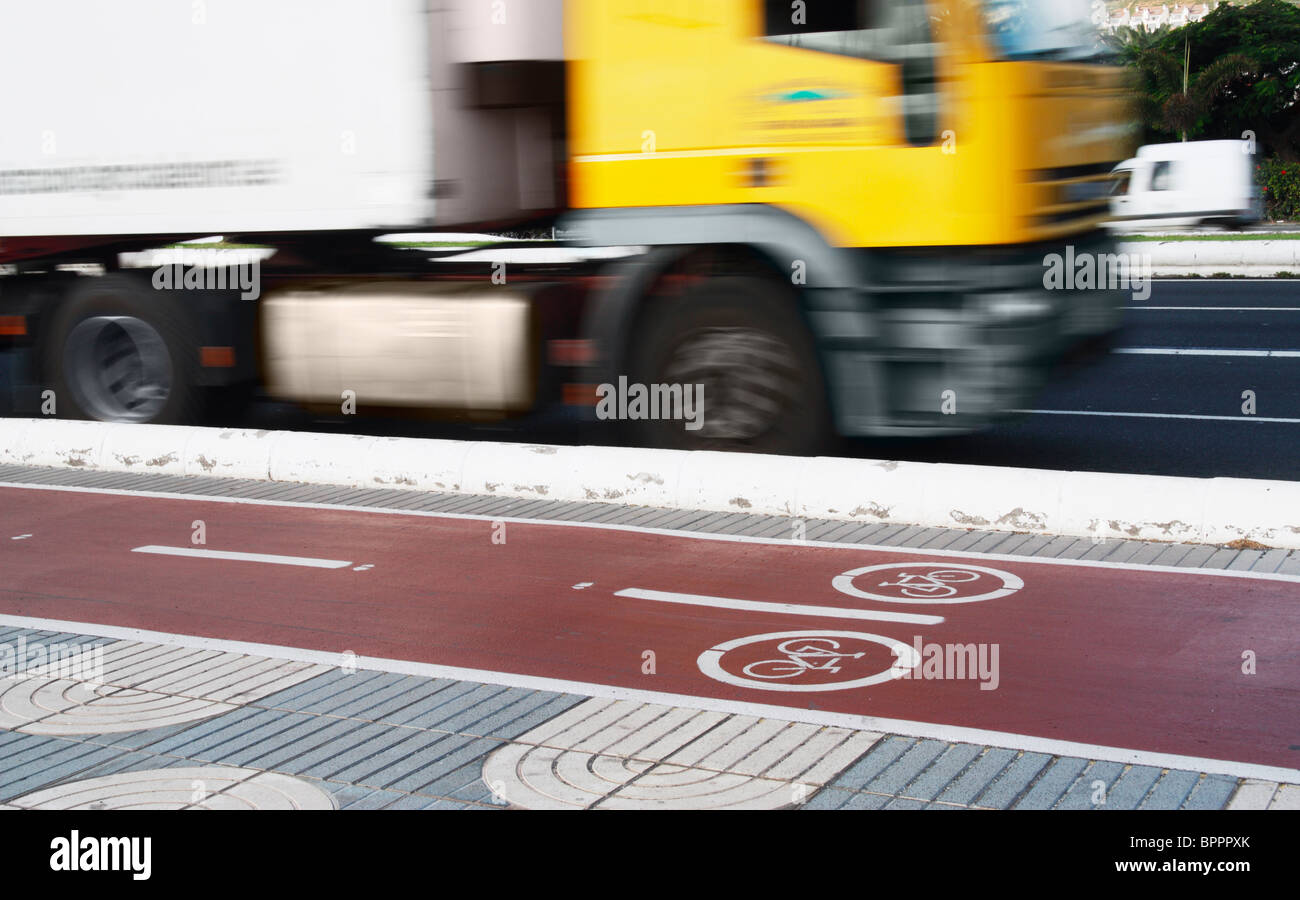 Radweg entlang der viel befahrenen Straße in Spanien Stockfoto