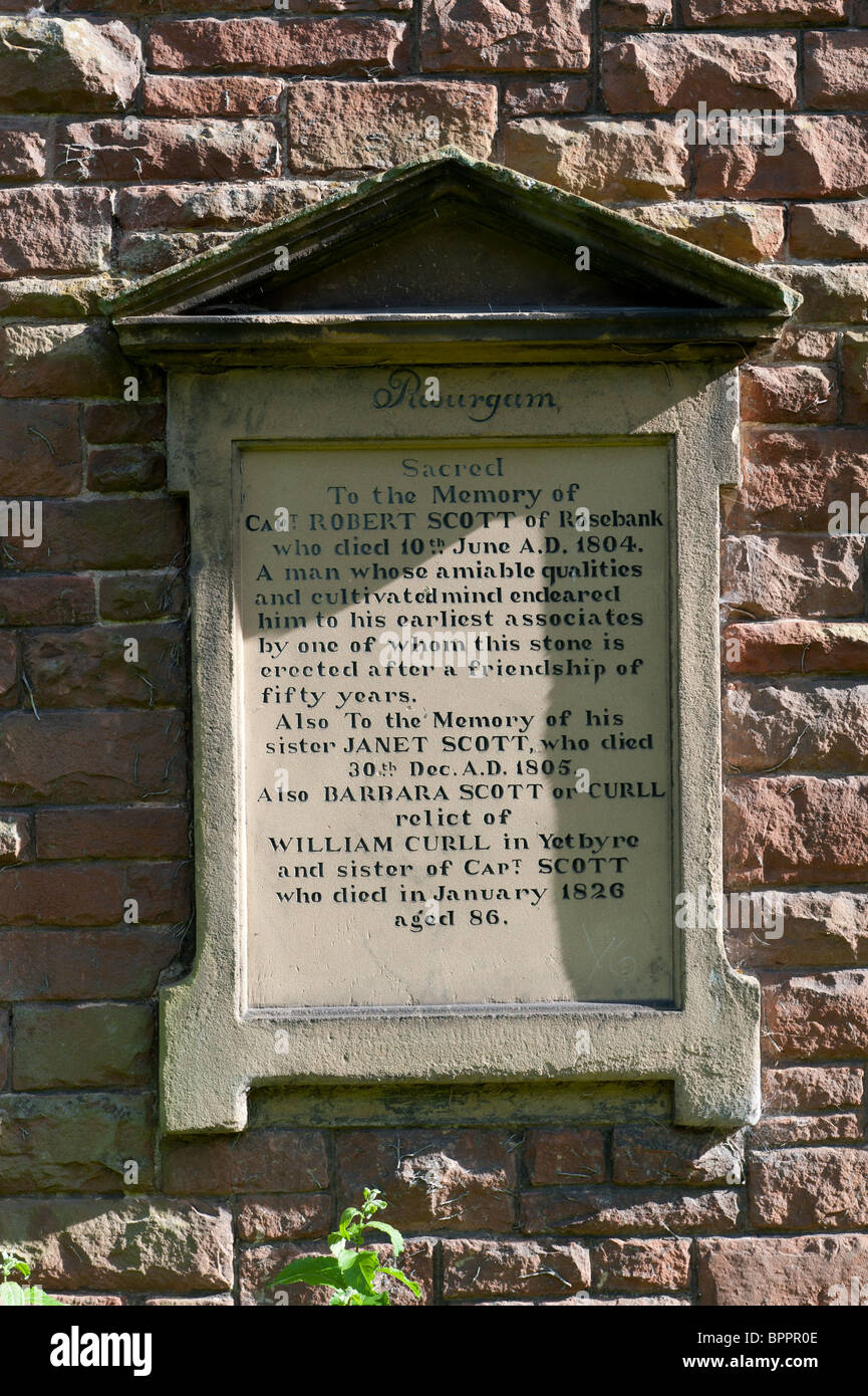 Inschrift, Captain Robert Scott, Onkel von Sir Walter Scott, an der alten Gymnasium Wand in Kelso Schottland Stockfoto