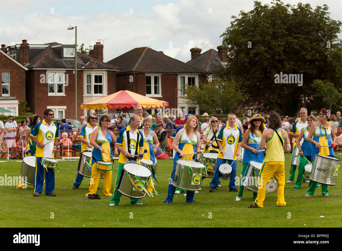 Samba-Trommeln-Band am Jahrmarkt durch großen Lärm-Gemeinschaft-Samba-Band Stockfoto