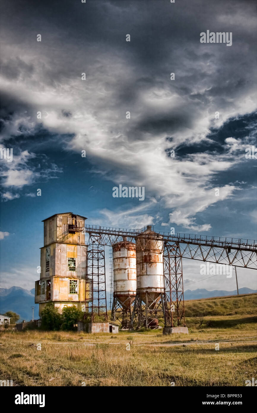 Alten Rock zerkleinern Maschinen in einem verlassenen Steinbruch Stockfoto