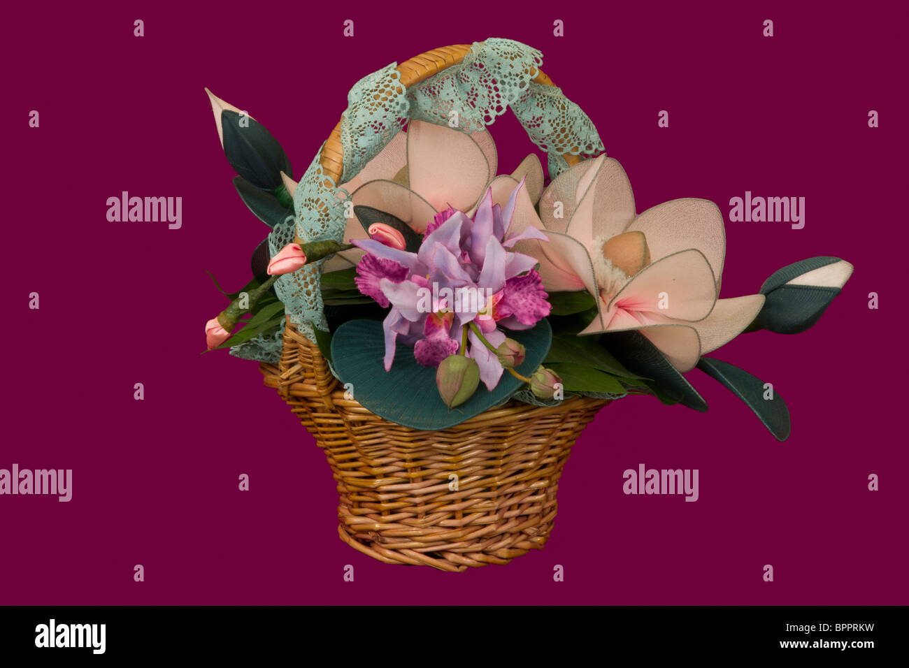 Handgemachte Blumenkorb mit Glasperlen und Blumen in einem sehr bunten Arrangement Stockfoto