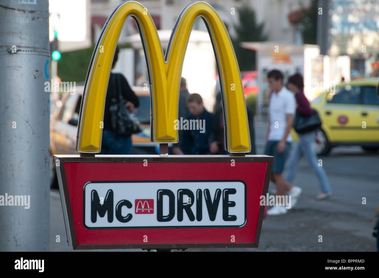 Werbung für McDonalds Drive in Café Iasi, Rumänien Stockfoto