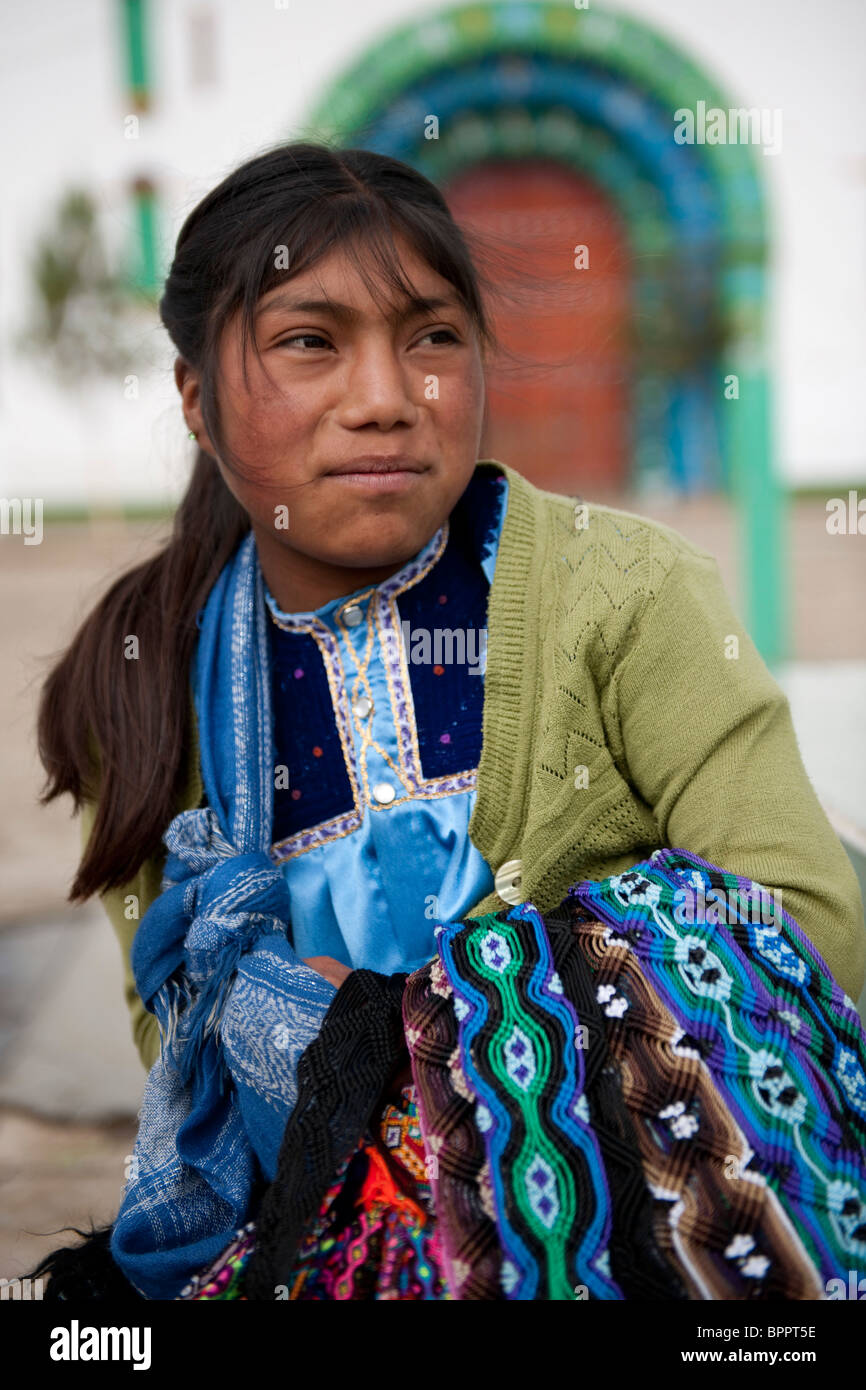 Maya Mädchen verkauft Kunsthandwerk, San Juan Chamula, in der Nähe von San Cristobal de Las Casas, Chiapas, Mexiko Stockfoto