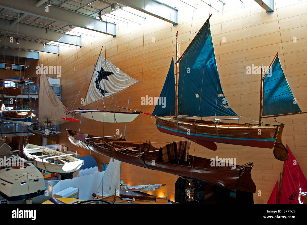 Life Size Schiffsmodellen an der Decke im National Maritime Museum in Falmouth, Cornwall Stockfoto