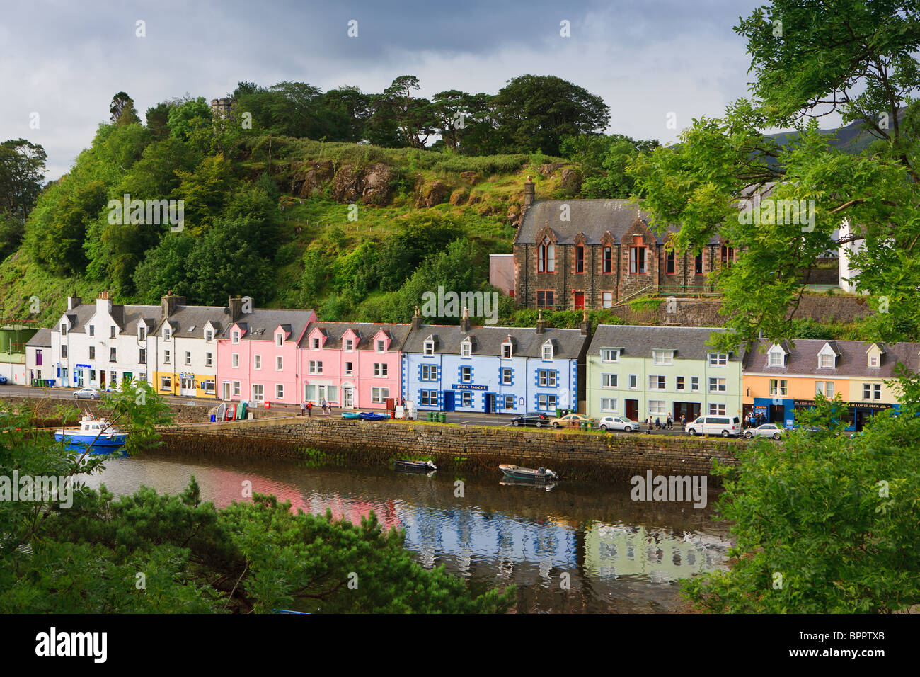 Bunte Häuser im Hafen von Portree auf der Isle Of Skye, Schottland Stockfoto