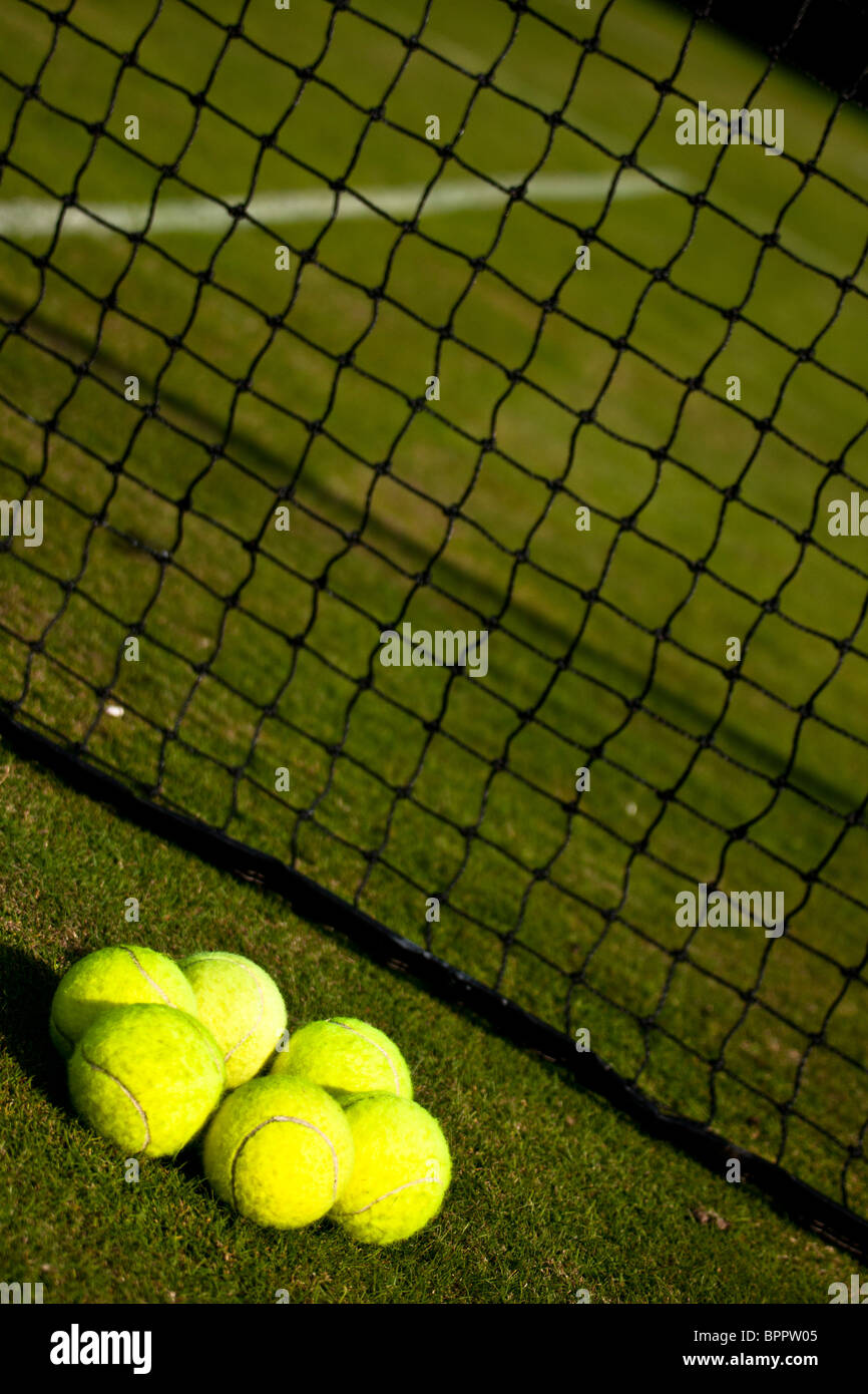 Tennisball auf Rasentennisplatz eingebettet Stockfoto