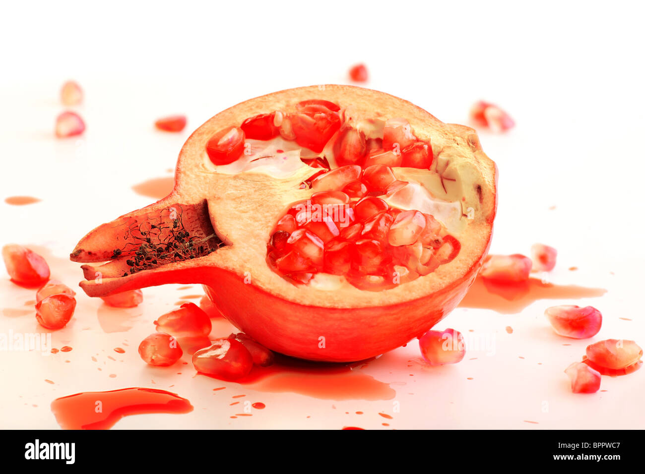 Granatapfel-Saft & Obst isoliert auf weiß Stockfoto