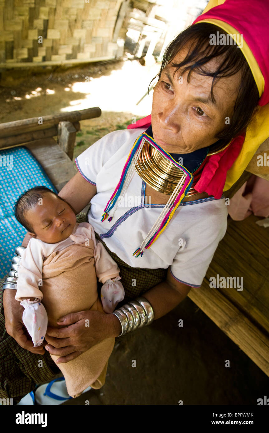 Ein Padong "Langhals" Karen Frau mit ihrem Baby Kind. Sie leben in einem Flüchtlingslager an der thailändischen Seite der Grenze zu Myanmar. Stockfoto
