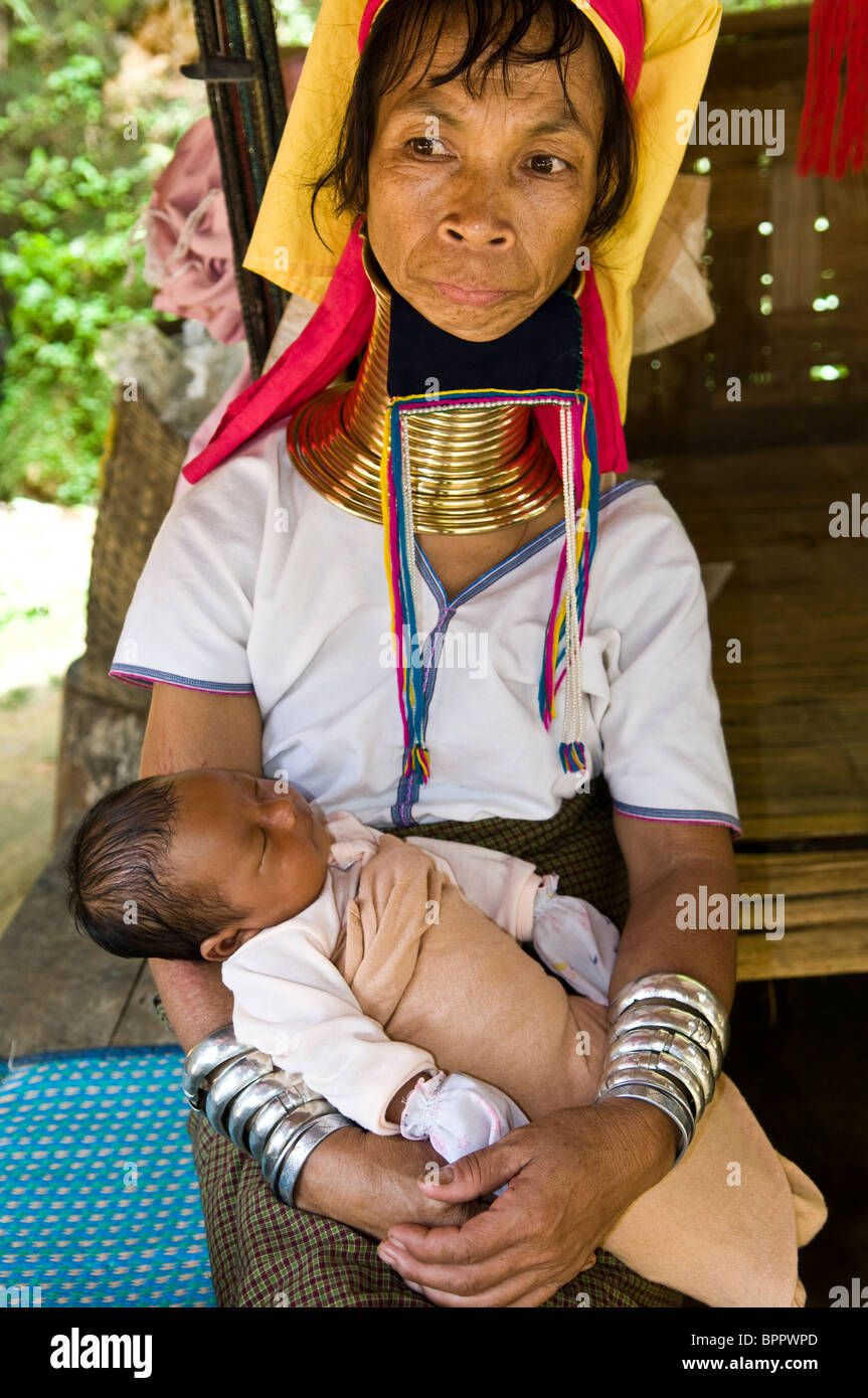 Ein Padong "Langhals" Karen Frau mit ihrem Baby Kind. Sie leben in einem Flüchtlingslager an der thailändischen Seite der Grenze zu Myanmar. Stockfoto