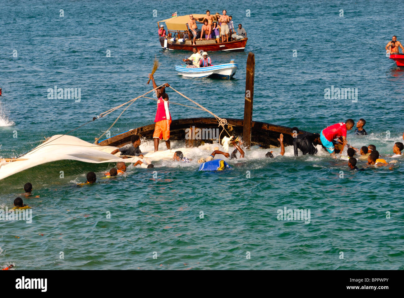 Das siegreiche Boot feiert, der Neujahrstag Dhow Rennen, Insel Lamu, Kenia Stockfoto