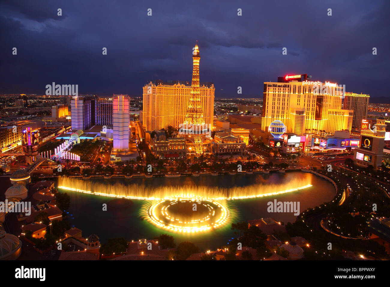 Blick auf die Bellagio Springbrunnen und Hotel in Paris in der Nacht, Las Vegas Stockfoto
