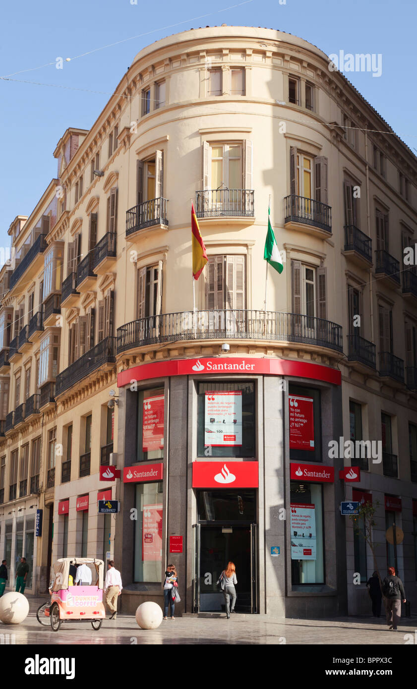 Zweig der spanischen Santander Bank in Calle Larios, Malaga, Provinz Malaga, Spanien. Stockfoto