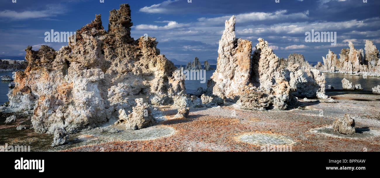 Rote Kreise und Tuffstein. Mono Lake. California Stockfoto
