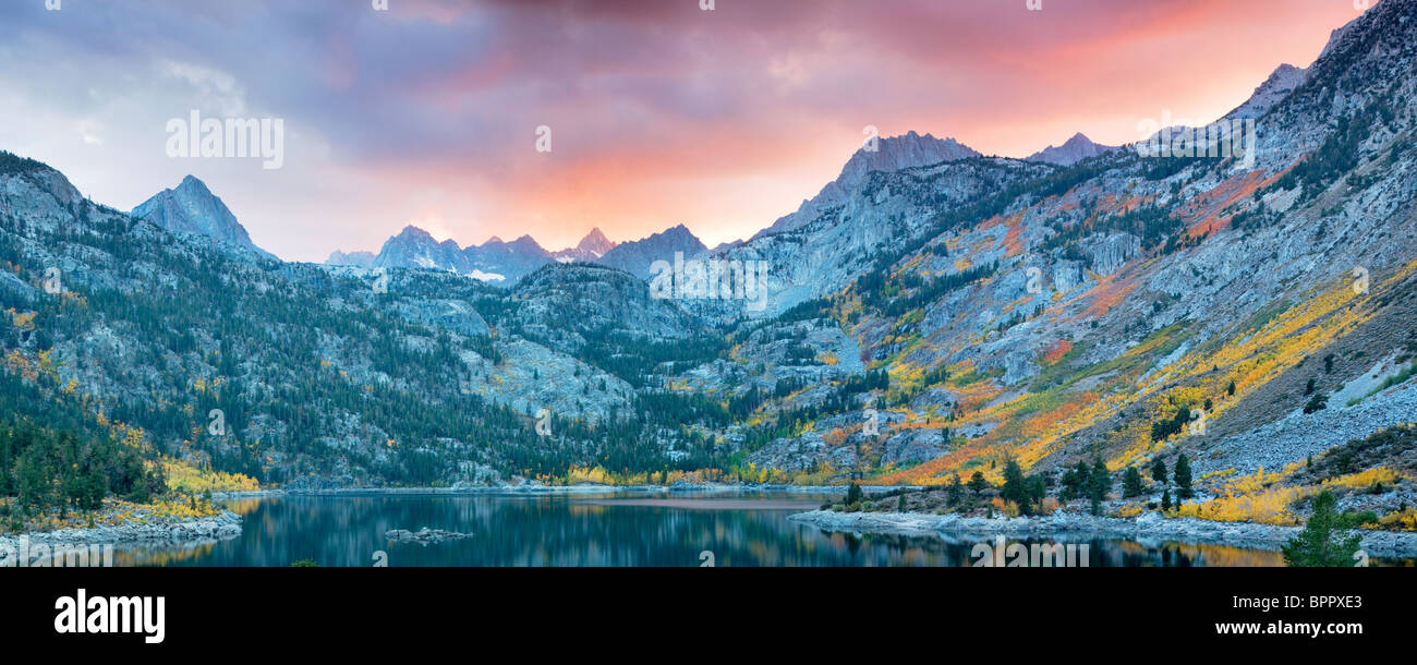 See-Sabrina bei Sonnenuntergang mit Herbst farbige Espen. Inyo National Forest. California Stockfoto