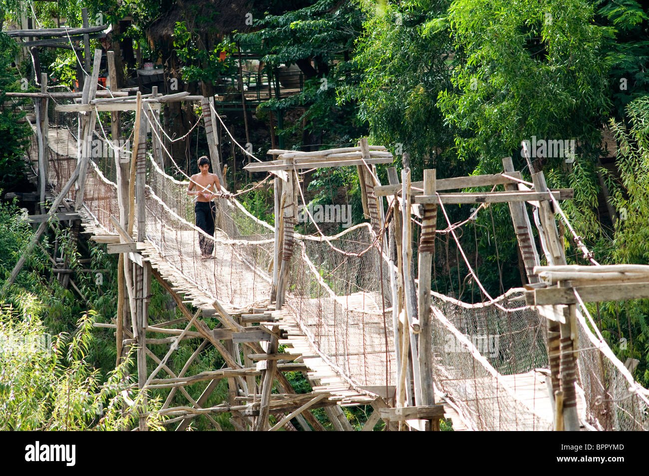 Hängebrücke am Wat Ompe, Kompong Speu, Kambodscha Stockfoto