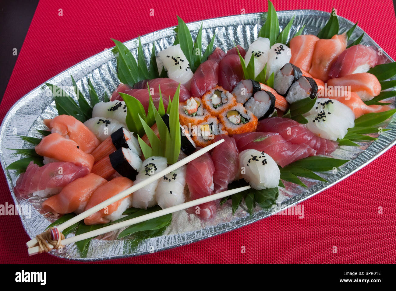 Verschiedene Arten von Sushi auf einem silbernen Tablett serviert. Stockfoto
