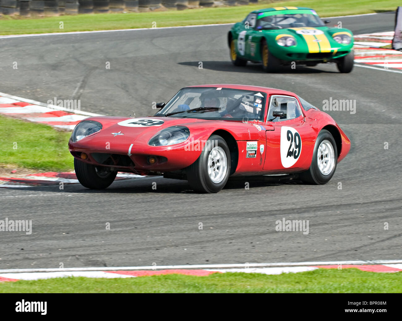 Zwei Marcos 1800 GT Rennwagen verhandeln Brittens am Oulton Park Motor Racing Circuit Cheshire England Vereinigtes Königreich UK Stockfoto