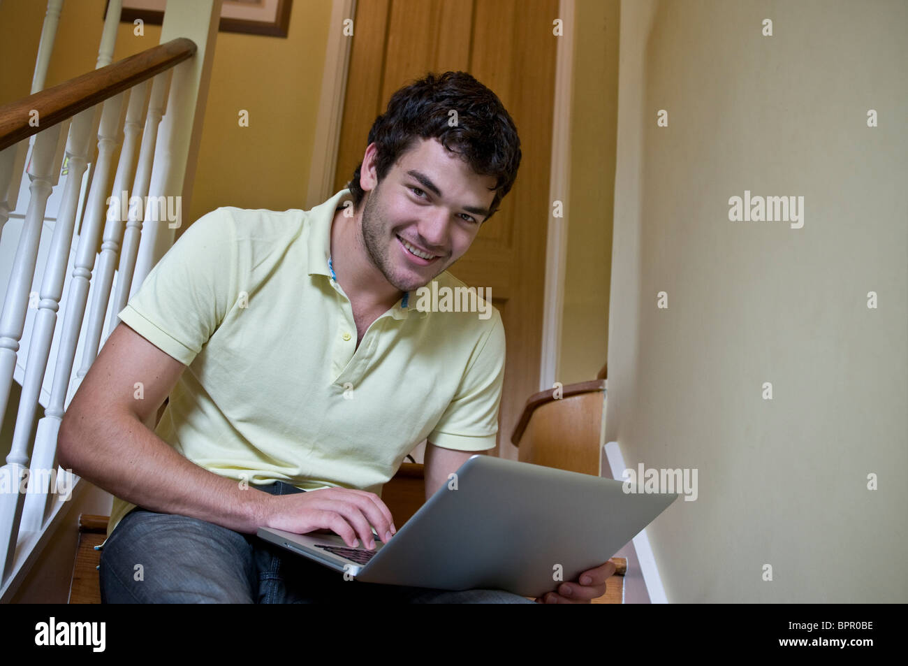 Wg WLAN 19-21 Jahre Jugend in Startseite Treppen entspannt Arbeiten auf seinem Laptop. Stockfoto