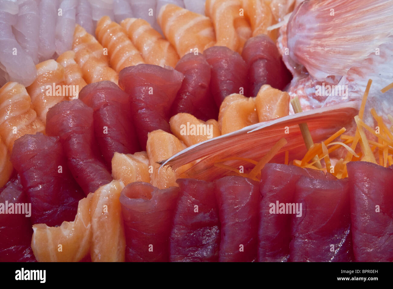 Sushi in den Farben rot, orange, weiss Stockfoto