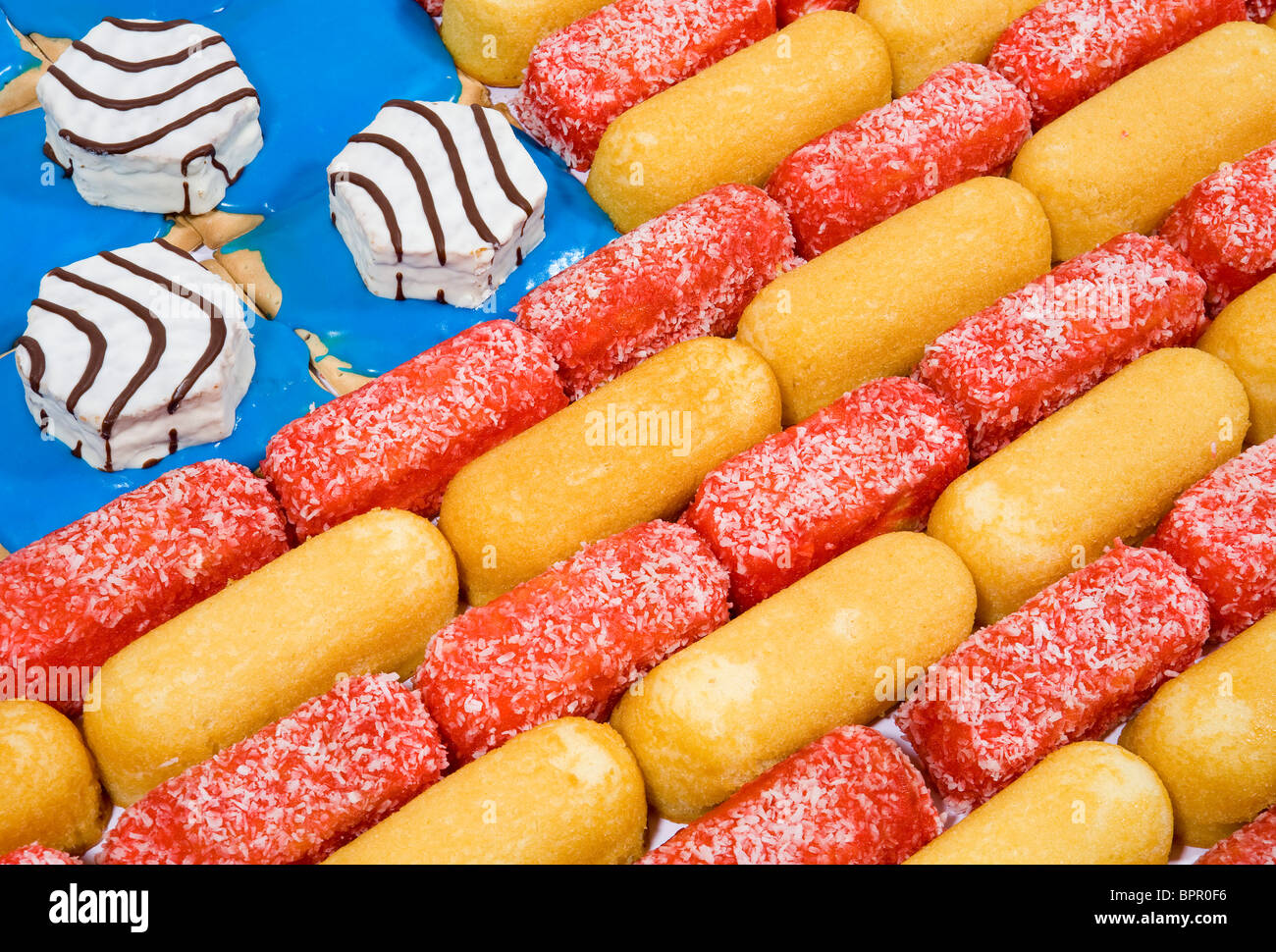 Eine amerikanische Flagge gemacht von Junk-Food-Produkten, einschließlich Twinkies, Zingers und Pop Tarts. Stockfoto