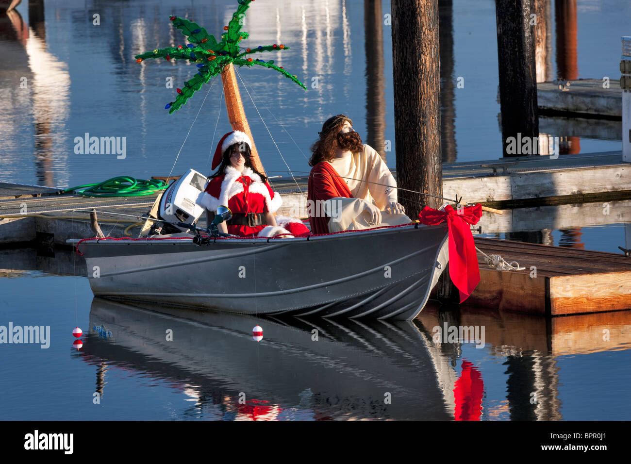 Komische Boot mit Weihnachtsfiguren Angeln. Bandon Harbor, OR, USA Stockfoto