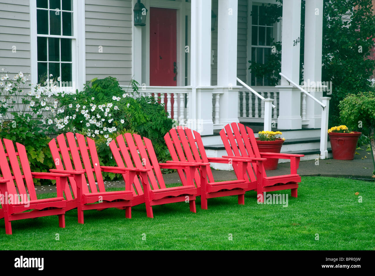 Rote Stühle mit Herbstfarben im McCully House Inn. Jacksonville, Oregon Stockfoto
