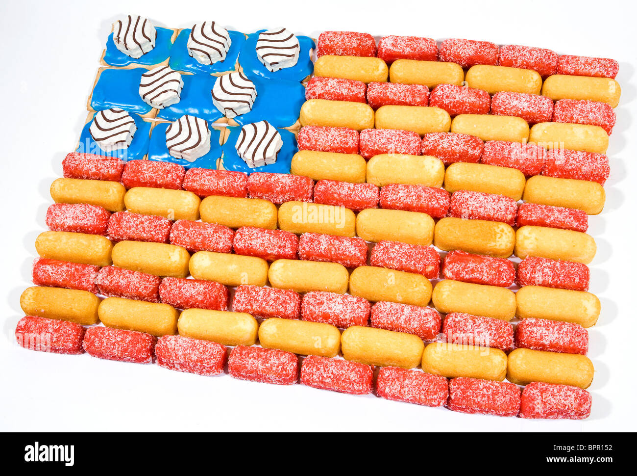 Eine amerikanische Flagge gemacht von Junk-Food-Produkten, einschließlich Twinkies, Zingers und Pop Tarts. Stockfoto