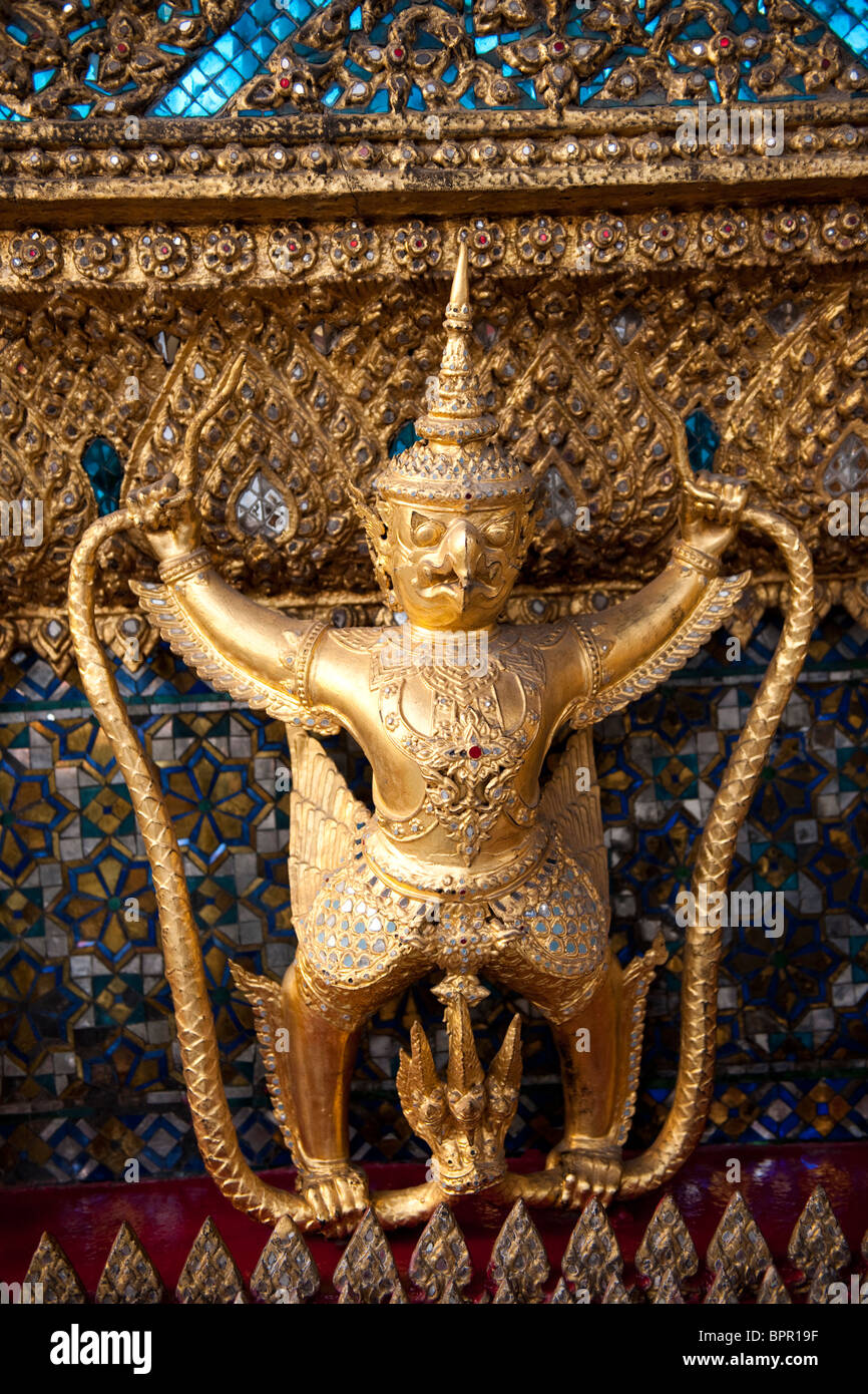 Gold Kinnara Statue, Tempel des Smaragd-Buddha, Wat Phra Kaeo, Grand Palace, Bangkok, Thailand Stockfoto