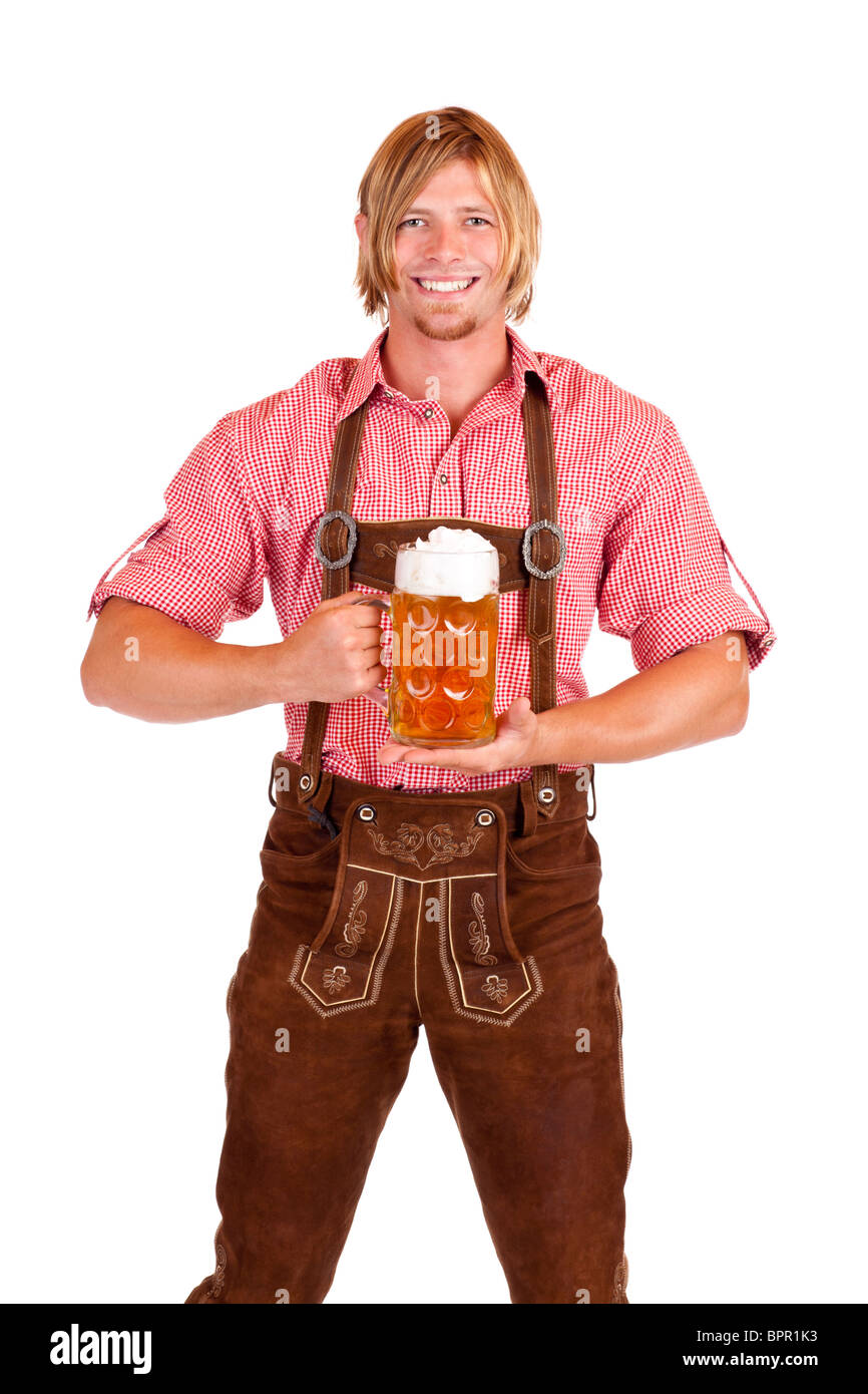 Glücklicher lächelnder Mann mit Lederhose hält Oktoberfest Bierkrug. Isoliert auf weißem Hintergrund. Stockfoto