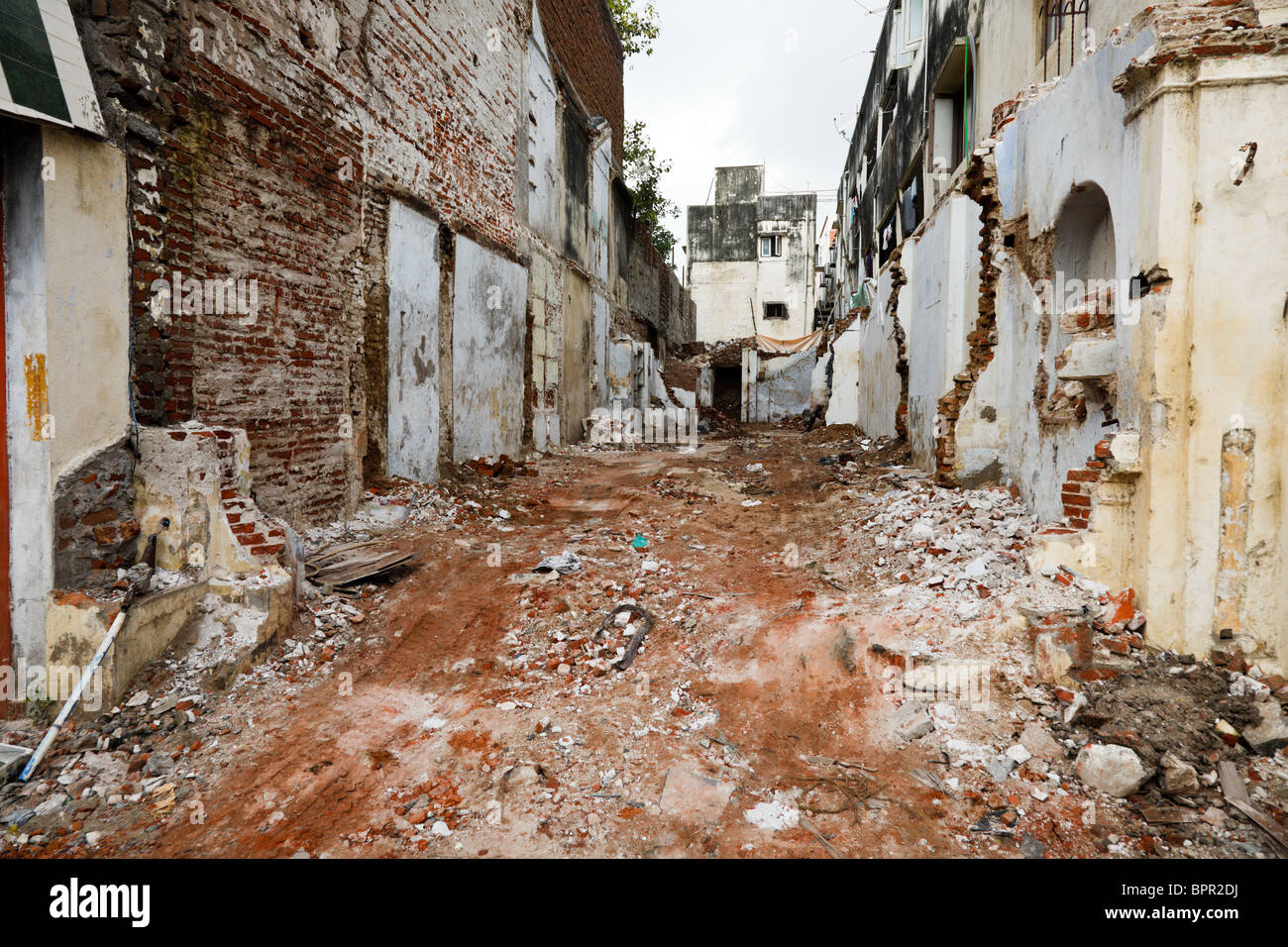 Straße mit Ruinen aus abgerissenen Häusern. Chennai, Indien Stockfoto