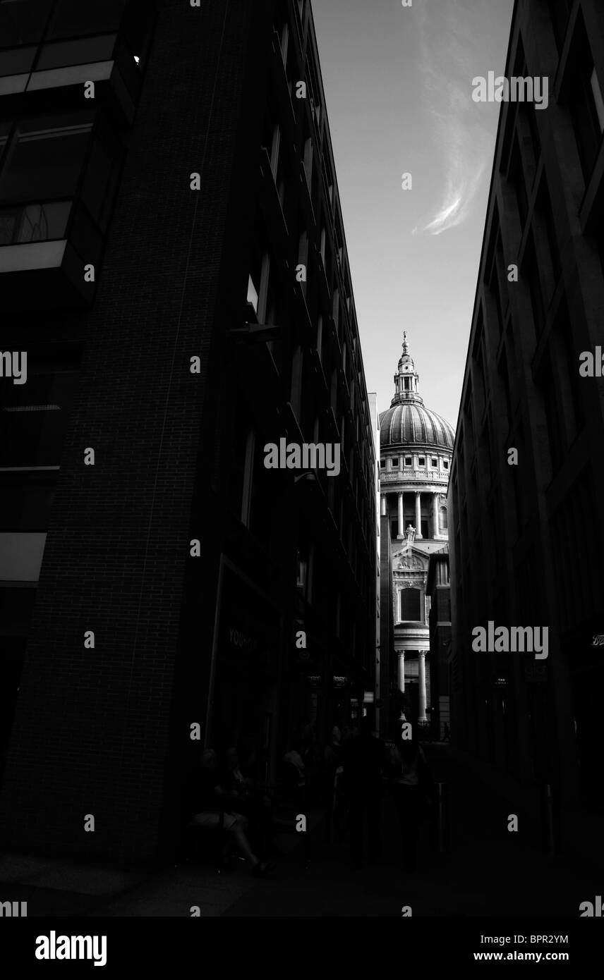Suchen Sie eine Gasse von der Paternoster Square-Entwicklung, die St. Pauls Kathedrale, City of London, UK Stockfoto